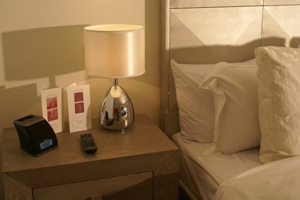 Suites Contempo Ciudad de México Exterior foto A bedside table